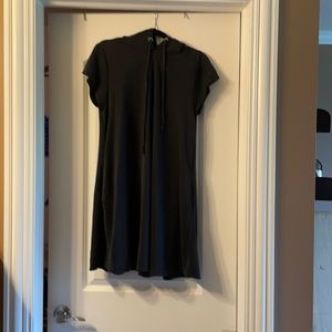 Cap-sleeved medium hooded tunic